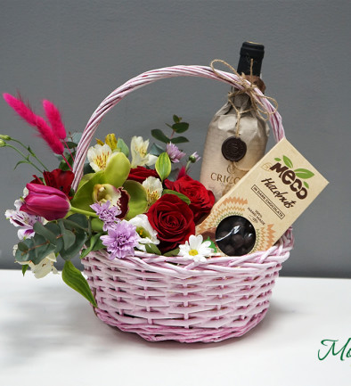 Coș cu flori, vin și bomboane de ciocolată foto 394x433